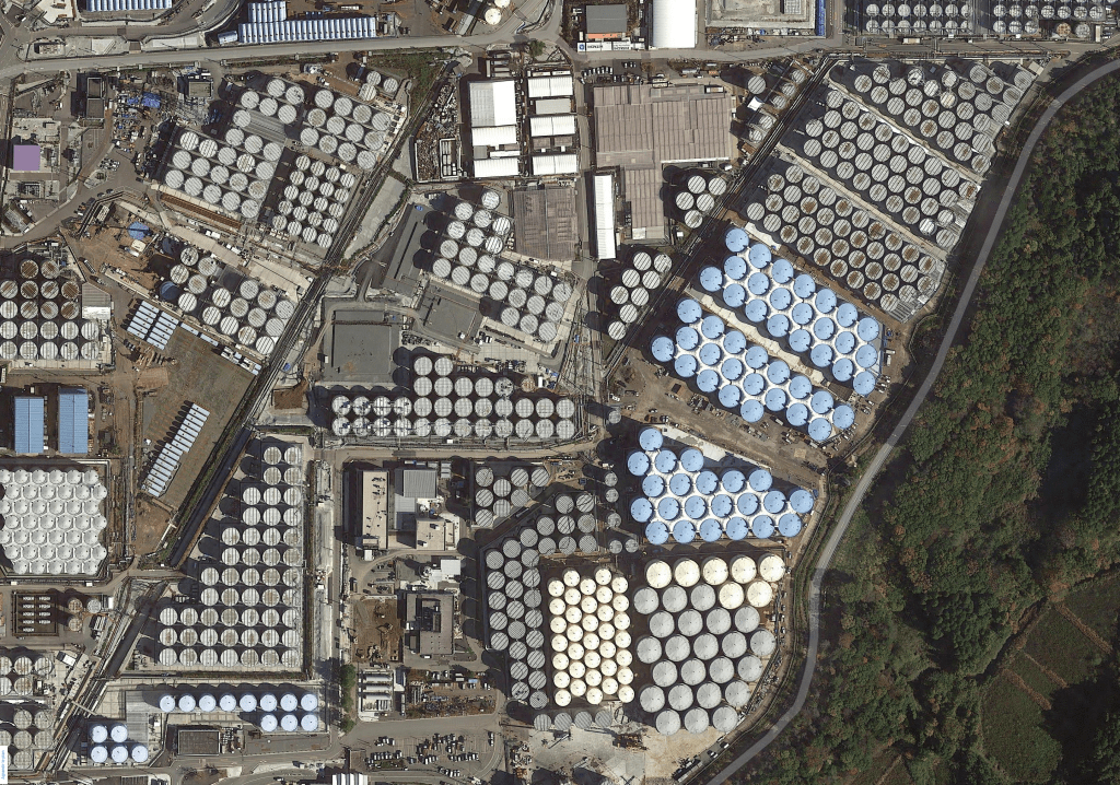 Vue aérienne du cite de Fukushima. On y voit le millier de citernes stockant les eaux contaminées © Données cartographiques 2019