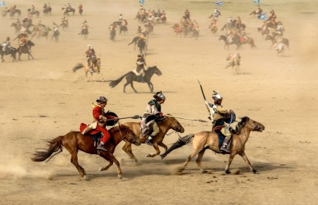 Guerriers mongols à cheval. Par Enkhtamir Enkhdavaa / https://pixabay.com/fr/photos/cheval-mongolie-guerrier-guerre-1567608/