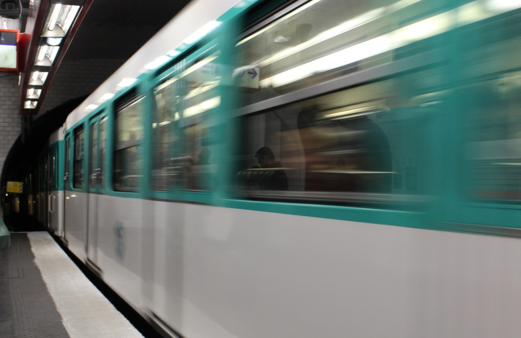 Rame de métro parisien quittant le quai. Par florianperez, Pixabay License / https://bit.ly/3DKxbSg