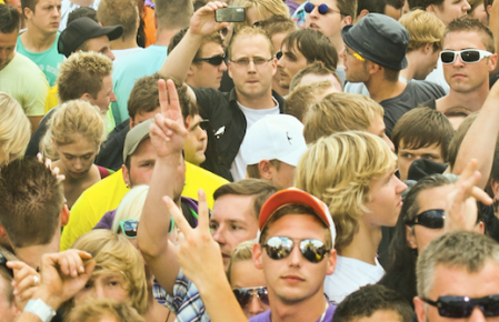 Photo de foule. Par Arne Müseler, CC-BY-SA-3.0 / https://bit.ly/3tfOIeW