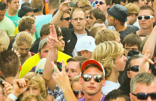 Photo de foule. Par Arne Müseler, CC-BY-SA-3.0 / https://bit.ly/3tfOIeW