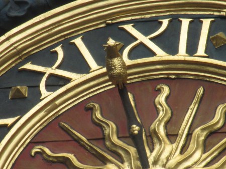 Gros plan d'un grand cadran d'horloge ancien. Par Clara Müller, CC BY-SA 4.0 / https://bit.ly/3XcNfnq