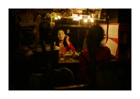 Émilie Trasente se maquille en clown.