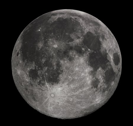 Lune dans l'espace. Par Gregory H. Revera, Wikipedia.