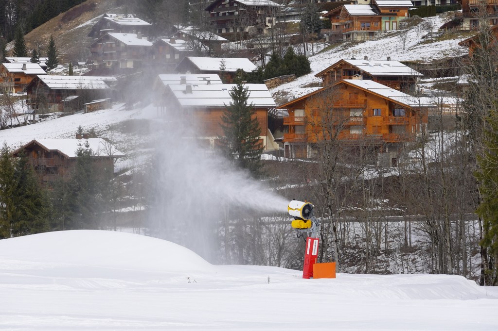 Canon à neige à la station du Grand Bornand / Par Guilhem Vellut, licence Creative Commons URL : https://www.flickr.com/photos/o_0/50784925546